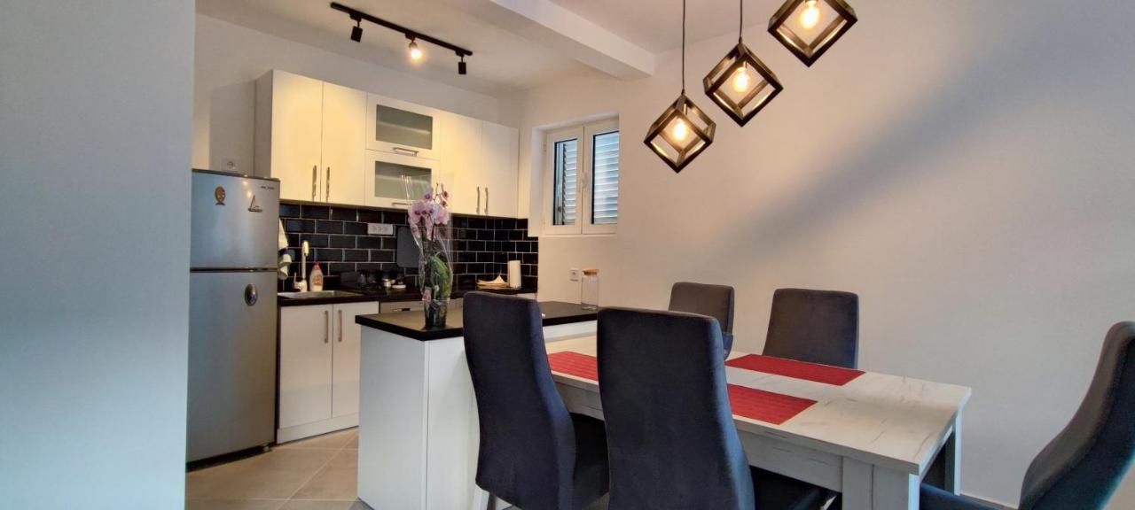 Apartman Lubarda Apartment Kotor Bagian luar foto